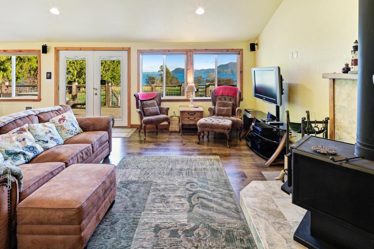 Obstruction Pass Cottage Olga Bagian luar foto